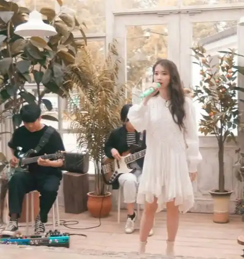 iu李知恩节目造型清新甜美身穿香芋紫连衣裙,27岁少女感十足