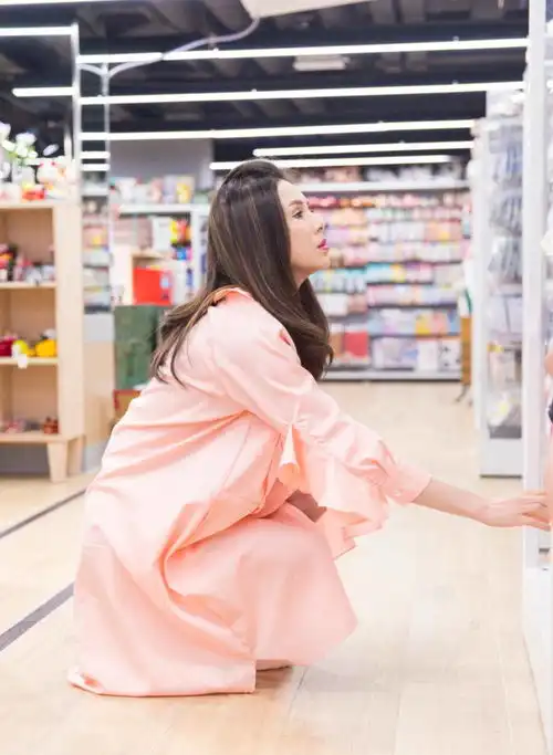 四位tvb女神同框,李若彤穿粉色衬衫裙美成c位,优雅气质不减当年