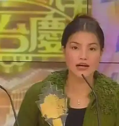 她是香港第一丑女,出道30年花光积蓄捐建小学,今51岁仍单身