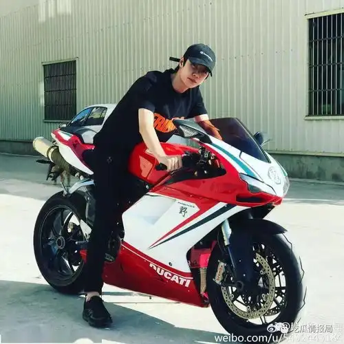 王一博机车头像