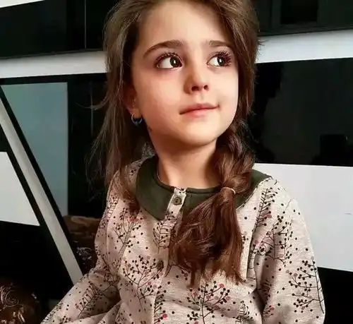 伊朗8岁小女孩被称为全球最美因太美,父亲辞职做贴身保镖