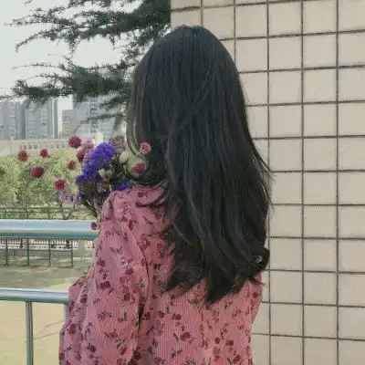 qq头像女短头发背影