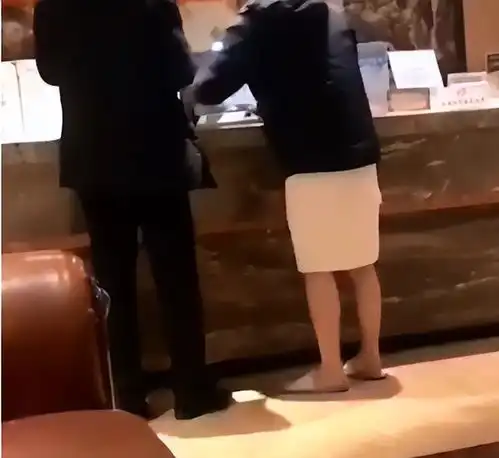 老头拿假警官证嫖娼,将卖淫女带回屋检查,女子弄得我好疼