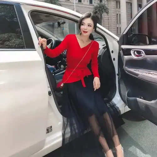 女人尽量不要大衣配毛衣,瞧瞧女人这样搭,早学会早美