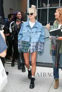 什么比伯新女友曝光星二代的她这点就赢过傻脸娜