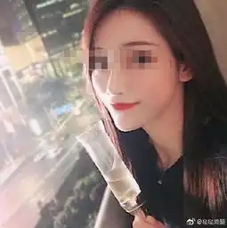 拿人命开玩笑机长邀请美女网红进驾驶舱摆拍,查实了涉事机长终身停飞