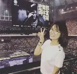 林心如现身郭富城演唱会,化身迷妹依偎郑元畅怀里如妙龄少女