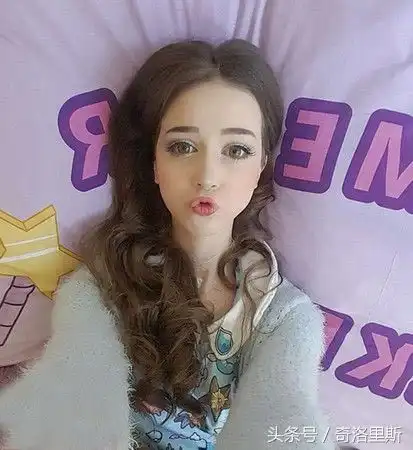 女孩长得像动画里的芭比,男生迷恋她的外表,她却称男朋友难找