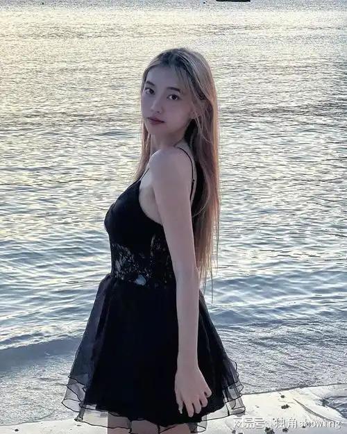 黑色吊带连衣裙太美了,时尚动感气质唯美