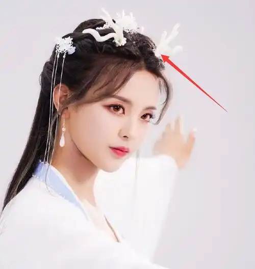 杨超越小龙女造型曝光,有谁注意头上的玉石犄角,太假了