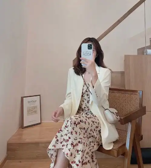 碎花单品浪漫不过时,这几种搭配快快学起来,今夏的时髦精就是你