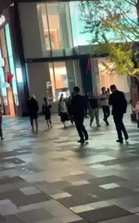 王思聪深夜与俩美女同行,戴墨镜小黄帽,粉丝合影被保镖强行删除