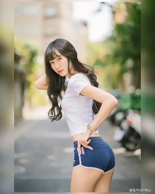 运动服美女,一双美腿引人注目