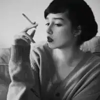 求帮忙找头像,好像是欧美风黑白的一个女的站着抽烟,丸子发型貌似侧脸,后面还站着几个人