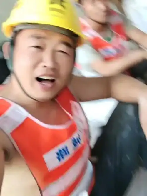高温下的劳动者工地最靓的仔打工人的生活