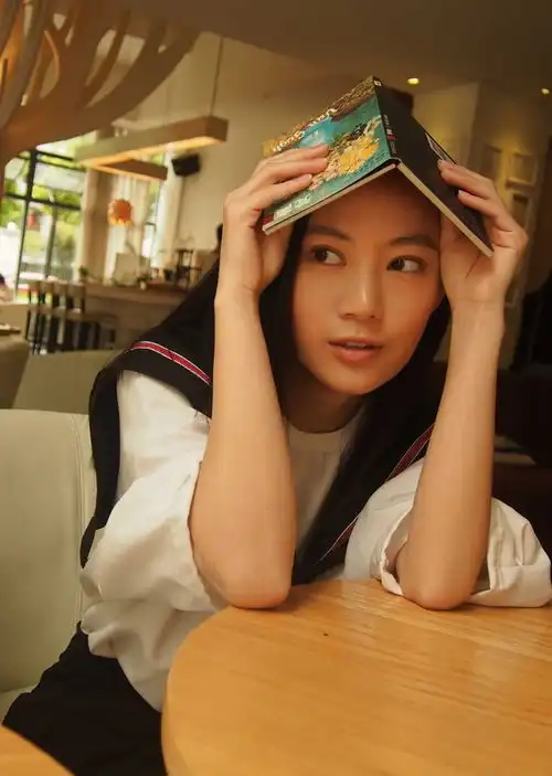 小高圆圆李依然着学生制服变邻家女孩