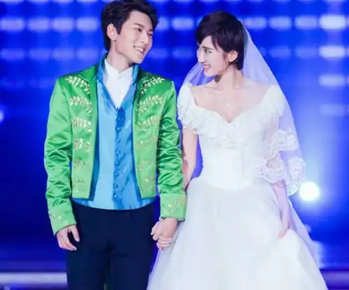 29岁毛晓彤和27岁江铠同都是清纯美女,气质差别却很大