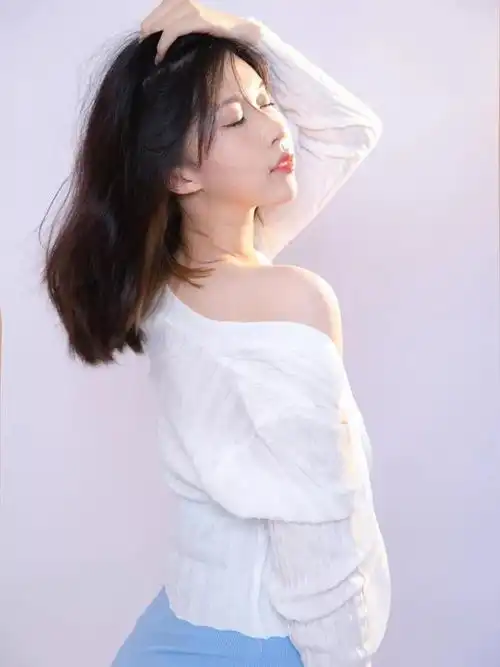 精致女孩纯色背景写真纯欲风