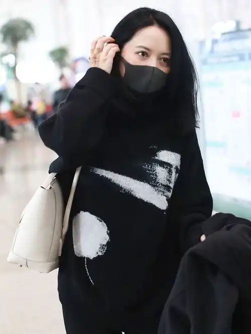 女神出行48岁俞飞鸿越来越有气质,全黑look配白长靴简约又时髦