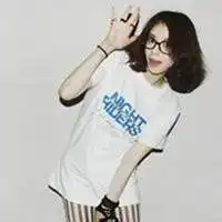 女生白色简约头像中袖