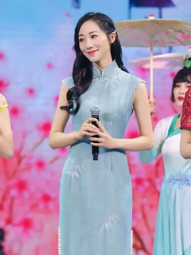 37岁韩雪气质真好,穿格纹西装配绿色卫衣,又美出了新高度