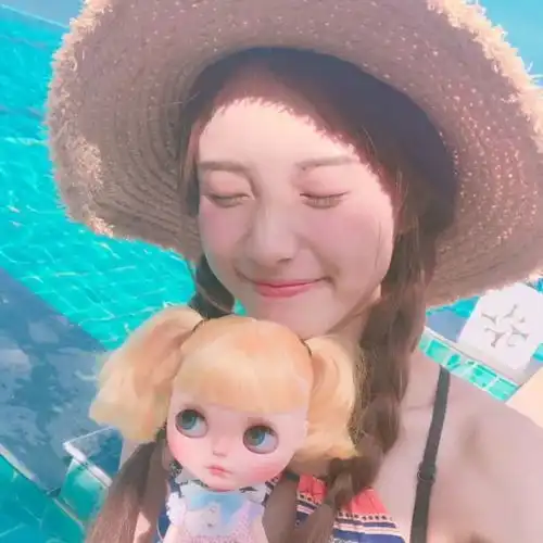 冬天戴帽子,发型这样整才不土