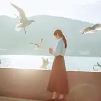 女人伤感黑白背影头像意