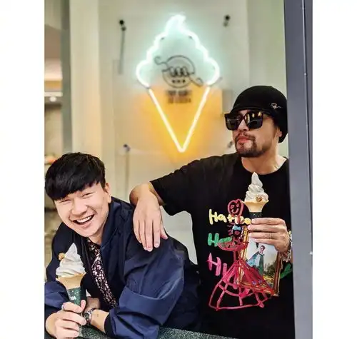 周杰伦和林俊杰同框,t恤配墨镜奶茶配冰淇淋,时尚又潮流