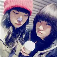 续写姐妹花qq头像吃着冰激凌一起逛着街