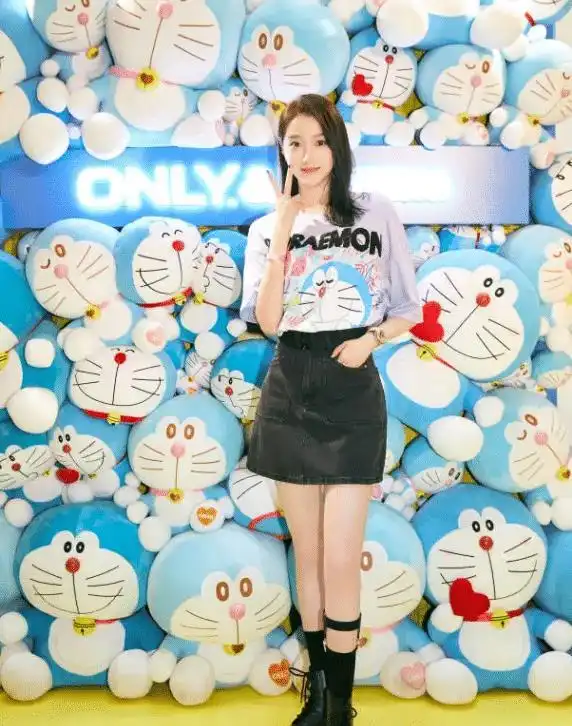 关晓彤的拖把裙火了,秀出漫画腿惹人爱,一般女生驾驭不了