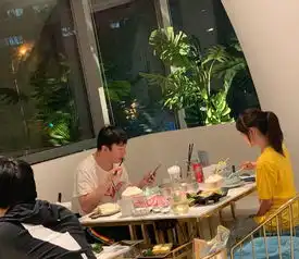 王思聪口味变了他竟跟一位打扮朴素疑似大学生的清纯女孩约会