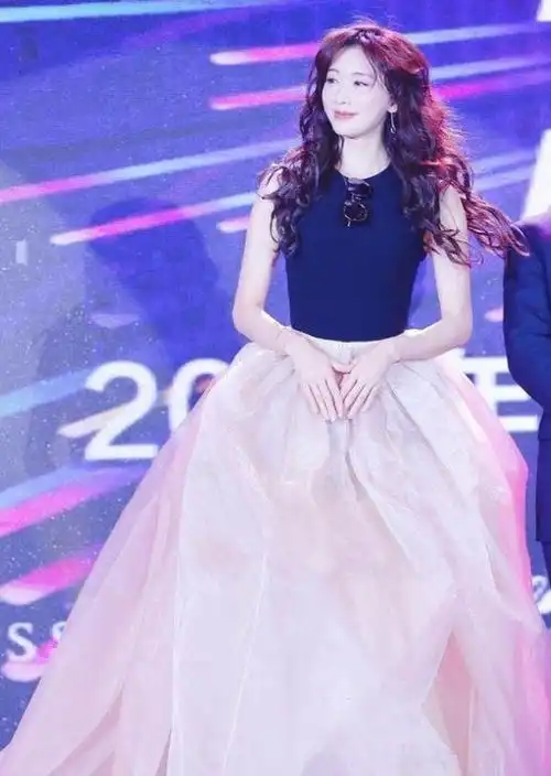 林志玲罕见和妈妈同框,穿一身白裙清纯少女,妈妈看着更加优雅