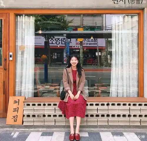 今年连衣裙穆勒鞋火了谁穿谁气质