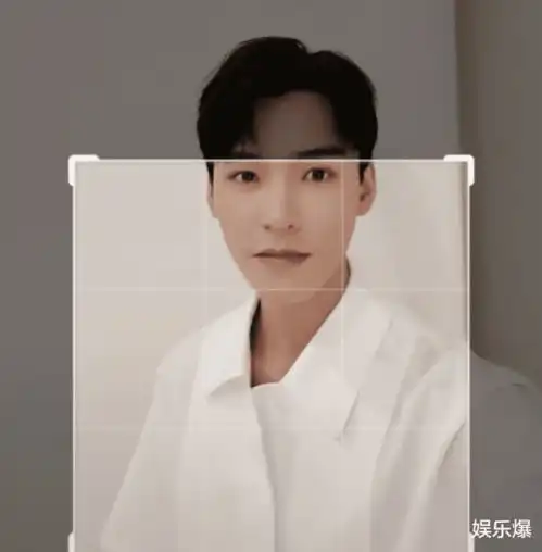 继奔跑特效后,龚俊又用肖战同款特效拍视频,这次相似度更高了