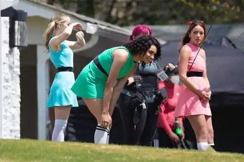 飞天小女警真人剧新片场照三位美女登场亮相