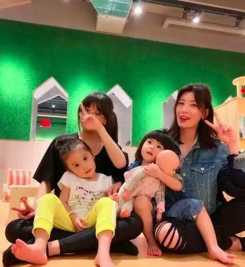 梧桐妹晒一大波与咘咘波妞合照,庆祝国际同胞日波妞凭实力抢镜