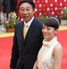 60岁冯巩老婆曝光,默默支持丈夫30年,网友了不起的女人