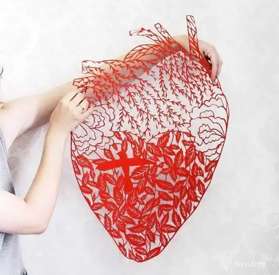 她用一张纸征服世界,剪出女孩们的梦想