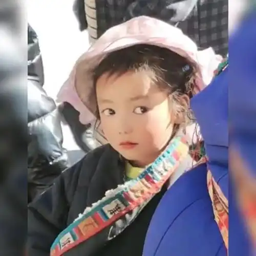 小女孩的大眼睛犹如纳木措湖水一样清澈火了,网友太漂亮了
