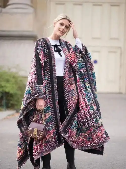 赌王四太携长女走红毯,造型气质高贵优雅,女儿印花斗篷太抢镜