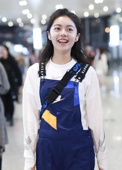 赵今麦真是00后演技派,生活中还挺少女,背带裤穿得童真可爱