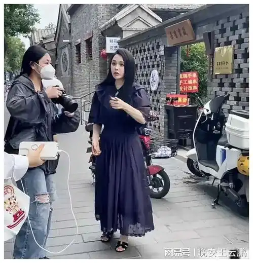 在机场偶遇伊能静一家,真人并不年轻,不穿少女衣服跟大妈无异