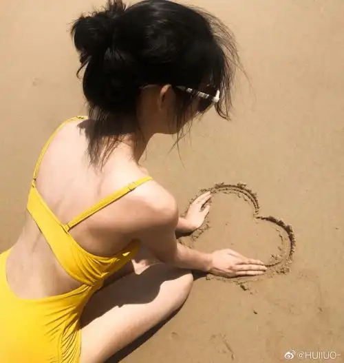 女生纯欲头像在海边