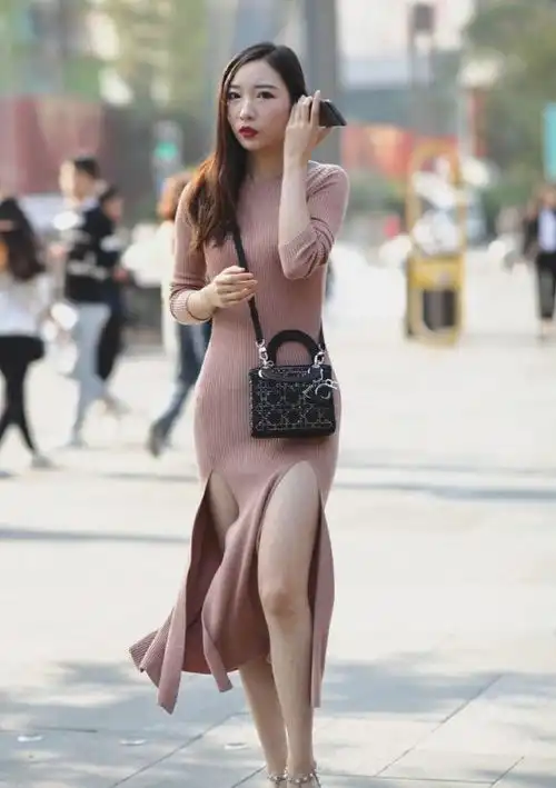 街拍美女,身材曼妙,更显美丽大方