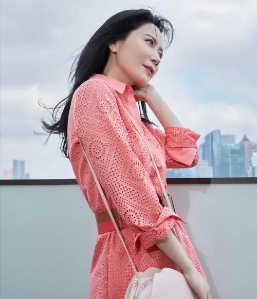 俞飞鸿的气质真的没得挑,50岁穿粉色不仅不俗气,还很大气典雅呢