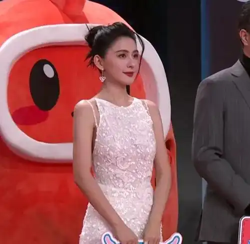 网络视听盛典最惊艳女星张小斐天鹅颈,金晨飒爽,热巴雍容华美