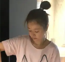 42岁林心如晒素颜照,无惧近距离自拍也不用修图,自信甜笑似少女