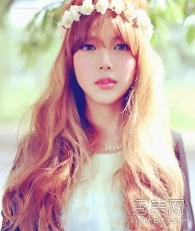 超级美女生出韩式浓郁的卷发,清新纯净美丽,彰显气质