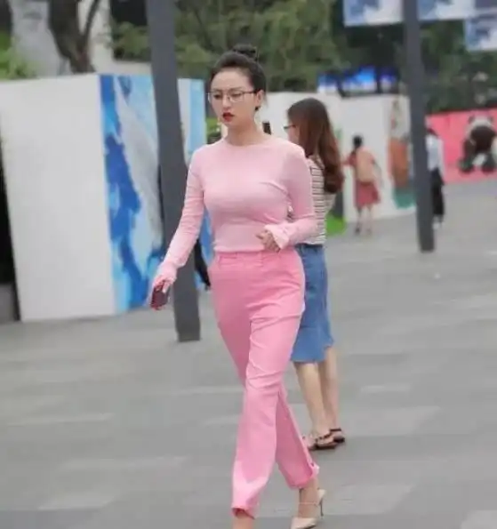 街拍秋水伊人的美女,一件白色开衫配牛仔短裤,时尚靓丽气质范