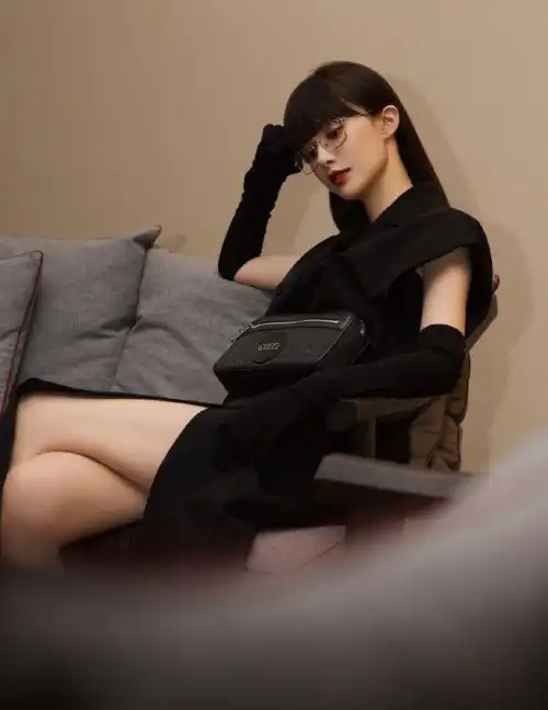 jojoqye身材太有料了,黑色冷艳气质又帅气又有女人味